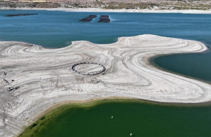 Barajın su seviyesi düştü, eski köy gün yüzüne çıktı