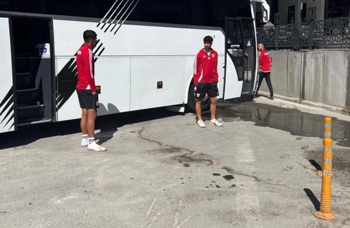 Hesabı ödeyemeyen futbolcular lokantada rehin kaldı
