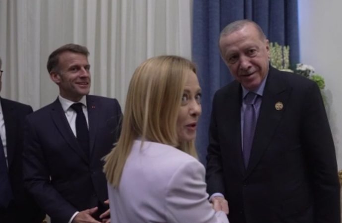 Erdoğan, Meloni’ye de sigarayı bıraktırmak istiyor