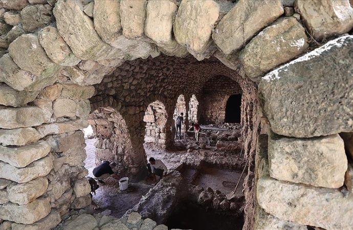 Temizlik yaparken 1500 yıllık mozaik buldular