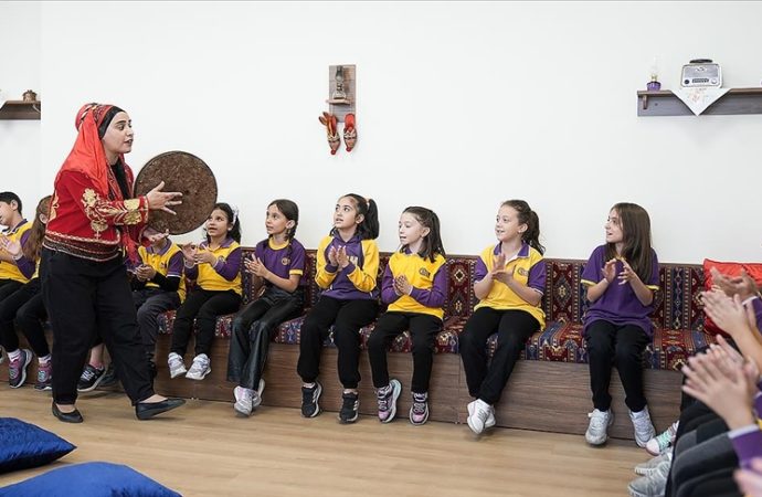 Kadın meddah okul okul gezerek geleneği yaşatıyor