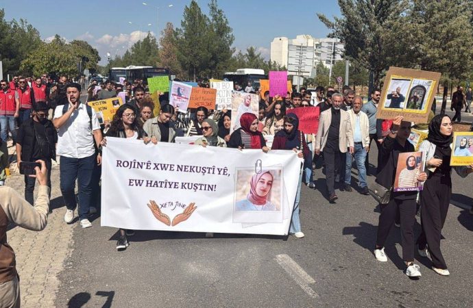 Öğrenciler Rojin Kabaiş için yürüdü