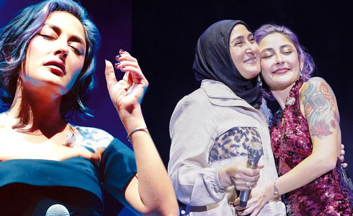 Melek Mosso annesiyle aynı sahnede