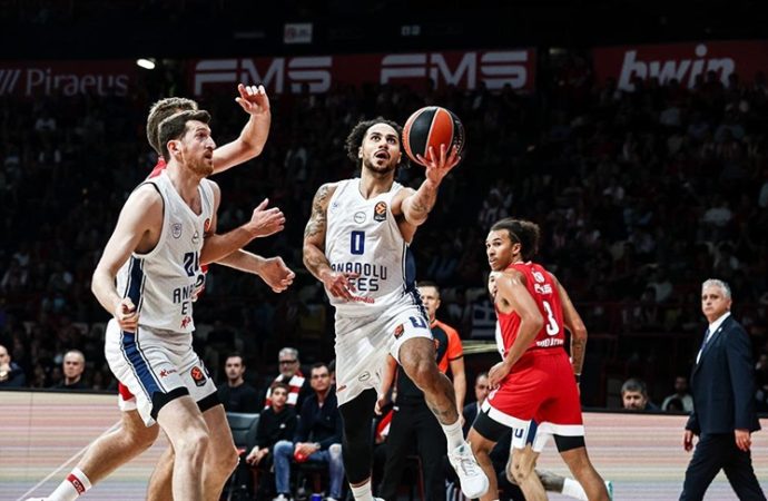 Anadolu Efes, Olympiakos’u 82-78 yendi