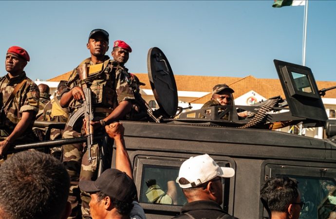 Madagaskar’da ordu yönetime el koydu