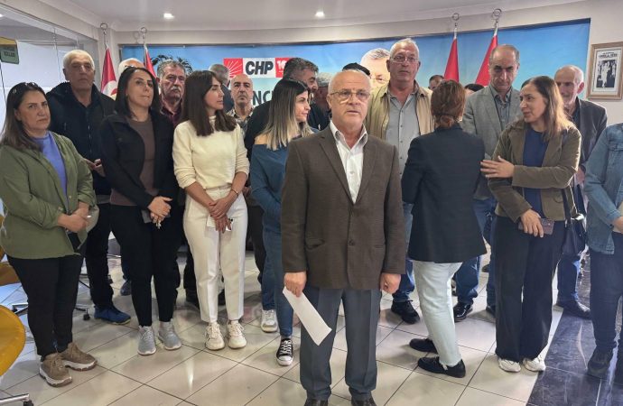 Tunceli’de CHP yönetimi kendilerine parti binasına kilitledi