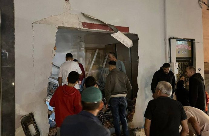 Freni boşalan kamyon oturma odasına daldı: Bu üçüncü kaza