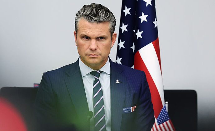 ABD Savunma Bakanı ölümden döndü: Uçağı acil iniş yaptı