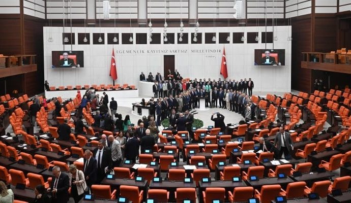 ‘Sansür’ döndü geldi, yine pakete girdi