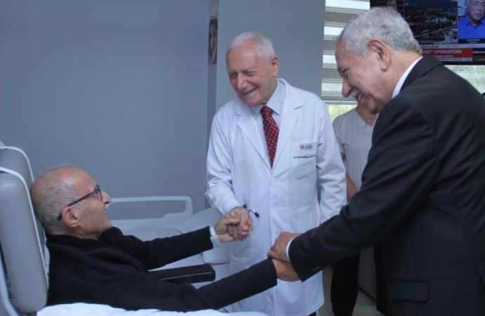 Bülent Arınç, Hikmet Çetin’i ziyaret etti