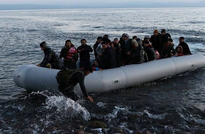 Sakız Adası’nda göçmen botu kayalıklara çarptı: İki ölü, 10 yaralı
