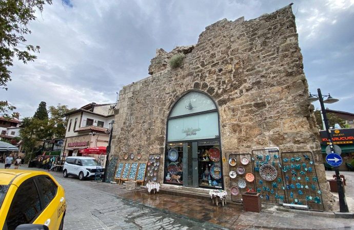 Klima takmak için tarihi burcun duvarını deldiler