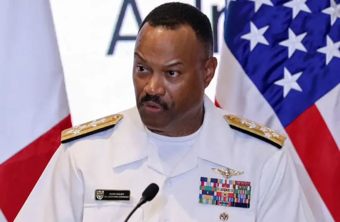 Venezuela gerilimi Pentagon’u sarstı:  Latin Amerika komutanı istifa etti