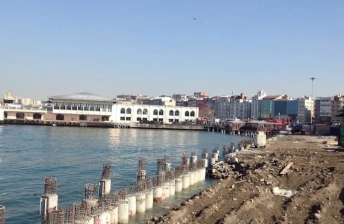 Dört kişi iskeleden denize düştü: Bir kişi kurtarılamadı