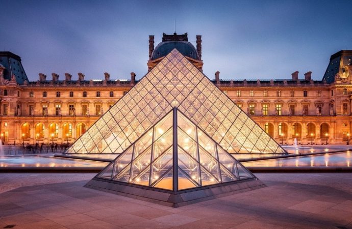 Louvre müzesini soydular
