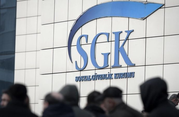 SGK işlemlere başladı: On binlerce kişinin emekliliği iptal edilecek