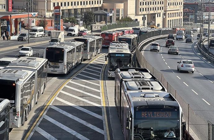 İki metrobüs çarpıştı, bir kişi yaralandı