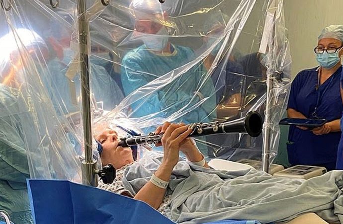 Parkinson hastası beyin ameliyatında klarnet çaldı