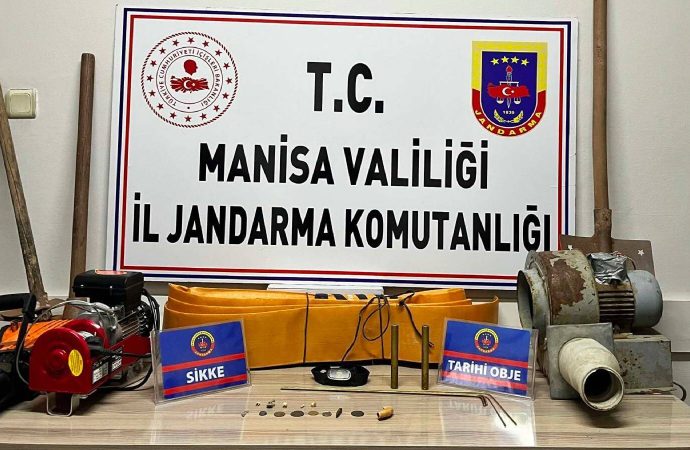 Evinin bahçesinde define arıyordu, jandarma suçüstü yaptı