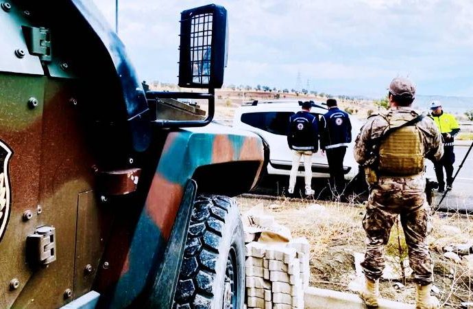 Yerlikaya: 783 düzensiz göçmen ile 169 organizatör yakalandı