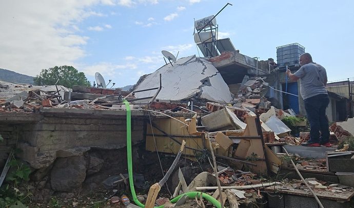 İzmir’de bir evde patlama: Evin çatısı çöktü