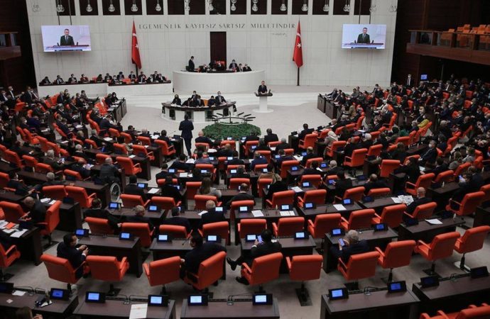 AK Parti önerdi, Meclis bir hafta tatile girdi