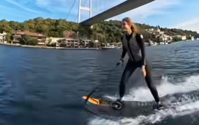 Çağla Şıkel oğullarıyla Boğaz’da jet sörf yaptı