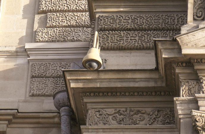 Louvre müdürü itiraf etti: Kamera yanlış yöne bakıyordu