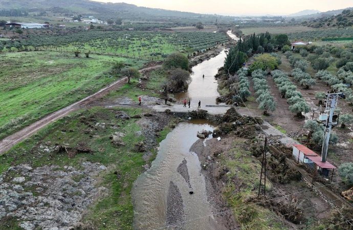 12 saatte metrekareye 155,4 kilogram yağmur düştü: Foça’da bir kişi selde kayboldu