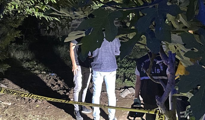 Cami bahçesinde gömülmüş bebek cesedi bulundu