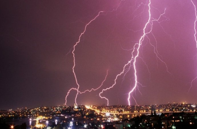 İstanbul’da yıldırımlar geceyi aydınlattı