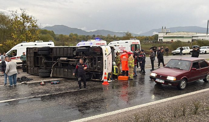 İşçi servisi devrildi: Bir kişi öldü, 19 yaralı