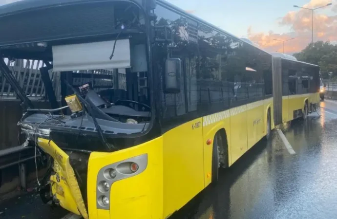 İETT otobüsü bariyerlere saplandı: İki yaralı
