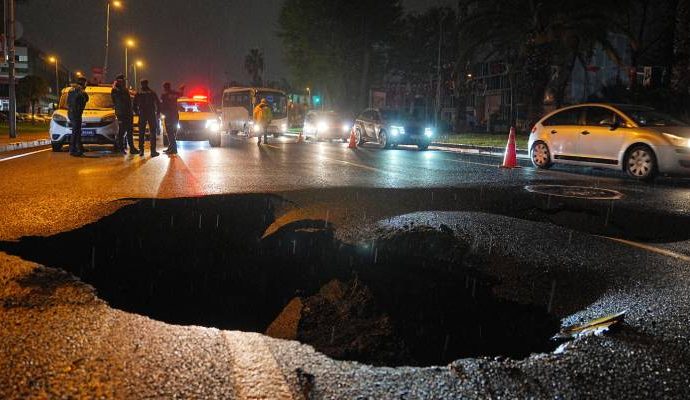 Kuvvetli sağanakta yolda üç metre çukur açıldı