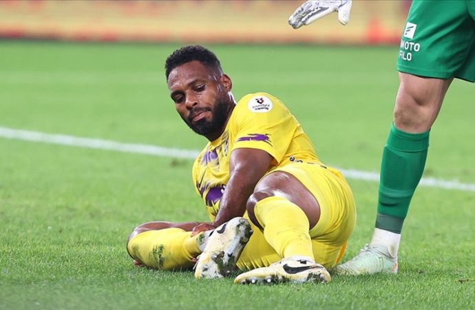 Eyüpspor’un stoperi Luccas Claro’nın bacağı kırıldı