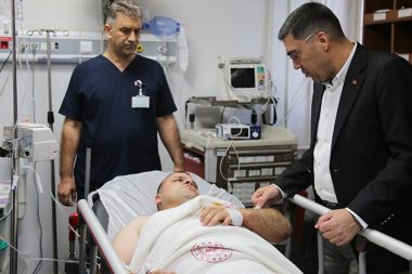 Nöbetteki polis memurunu bıçakladı