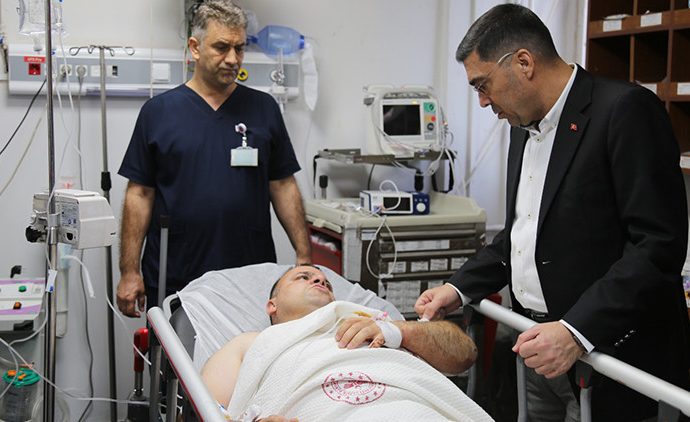 Nöbetteki polis memurunu bıçakladı
