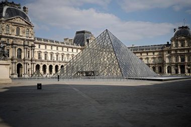 Louvre soygununda iki kişi gözaltında