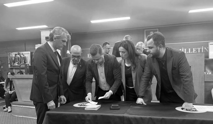 Ak Parti ne yaptı yaptı, Bayrampaşa’da belediyeyi kaptı