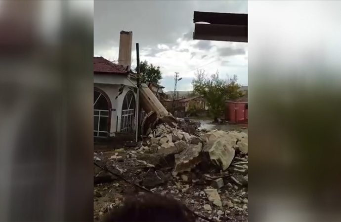 Ankara’da fırtına cami minaresi yıktı