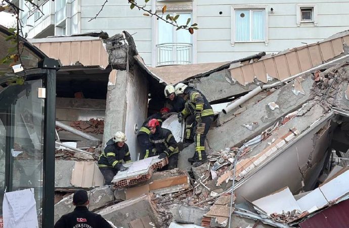 Gebze’de yedi katlı bina çöktü: Enkaz altında 5 kişi var