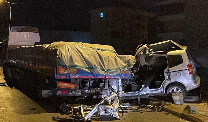 Polisten kaçan araç TIR’a çarptı: Bir ölü, iki yaralı