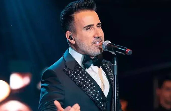 Şarkıcı Emrah sahneye ağlayarak döndü