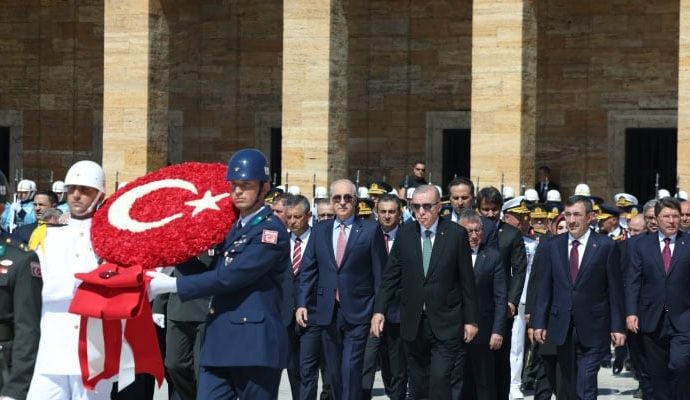 Erdoğan 102. yıldönümünde Anıtkabir defterine yazdı: Şahsımıza ve hükümetimize saldırılar olsa da…
