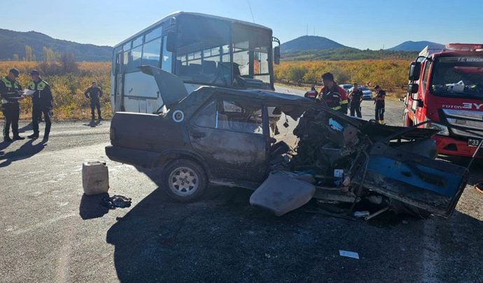 Tarım işçisi taşıyan midibüsle otomobil çarpıştı: Üç ölü, 12 yaralı