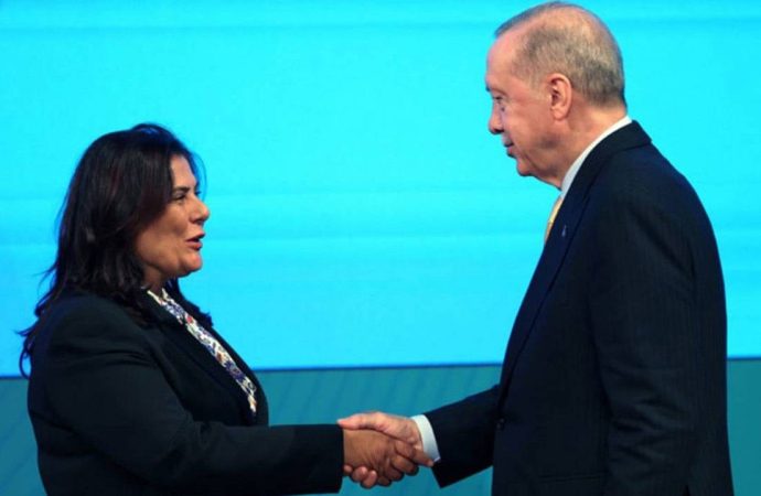 AK Partili Çerçioğlu apar topar sahneyi terk etti