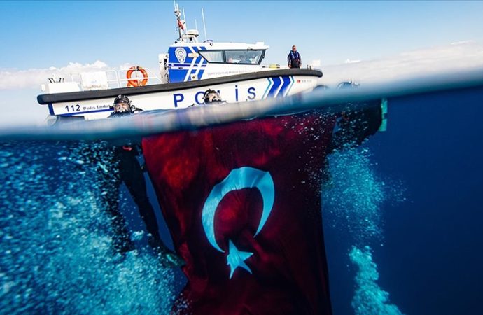 Deniz polisi 29 Ekim’i su altında bayrak açarak kutladı