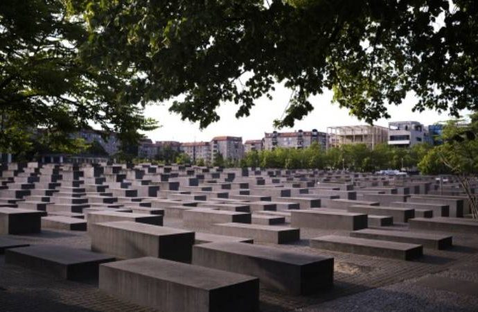 Almanya Holokost mağdurlarına 924 milyon avro kaynak ayıracak