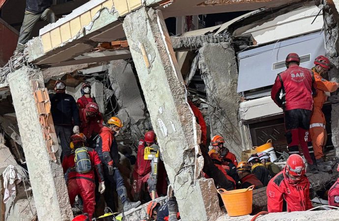 Gebze’deki enkazda acı son: Anne ve baba da hayatını kaybetti
