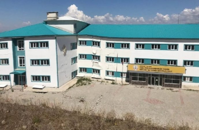 2. Dünya Savaşı’ndan kalma top mermileri patlatılıyor: Okul harabeye döndü